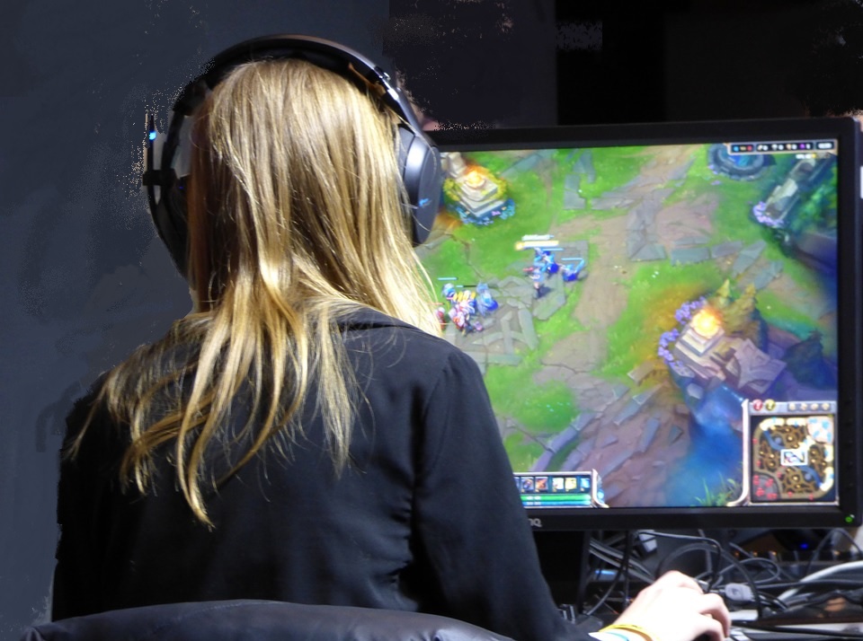 Gamerin in Aktion