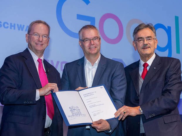 Partnerschaft besiegelt: Eric Schmidt, der Münchner Google-Leiter Wieland Holfelder und TUM-Präsident Wolfgang A. Herrmann (v.l.).