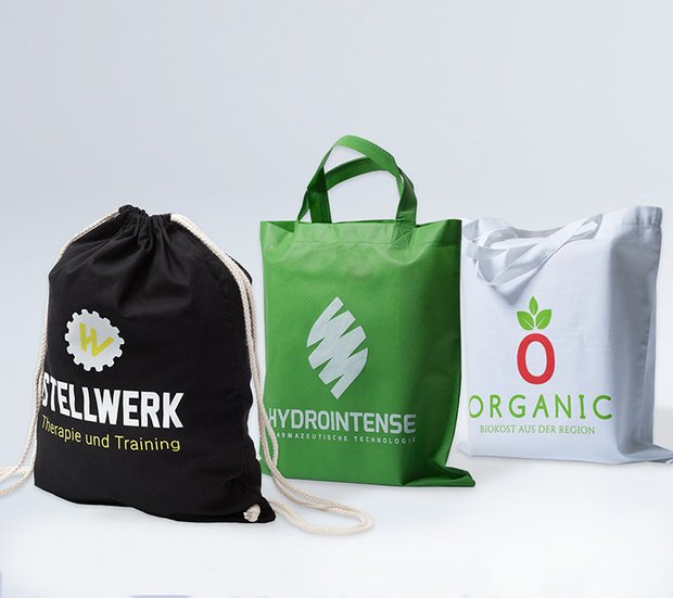 Baumwollrucksäcke, Vliestaschen und Baumwolltaschen sind nun im Portfolio der Online-Druckerei. Ein neues Verfahren vereinfacht den Druck auf Textil.