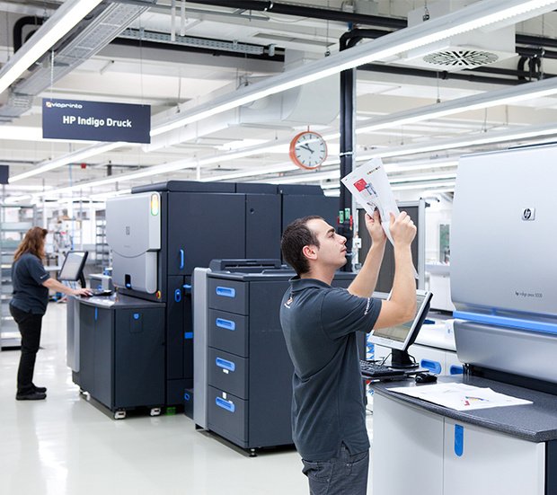 itarbeiter bei der Produktion an den Druckmaschinen im Werk Oldenburg.
