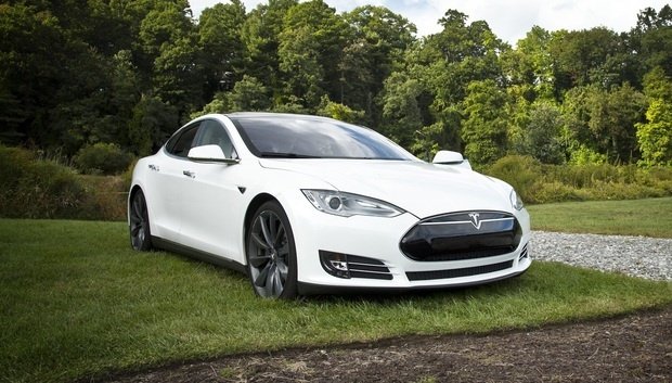 Ein Tesla bietet dank Betriebssystem eine Menge Features. Die Updates funktionieren so einfach wie bei einem Smartphone.