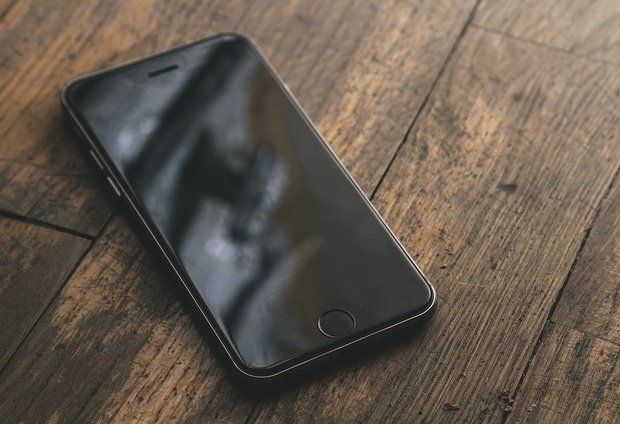 Lieber häufiger mal das Smartphone auslassen, damit Guthaben und Akku länger halten.