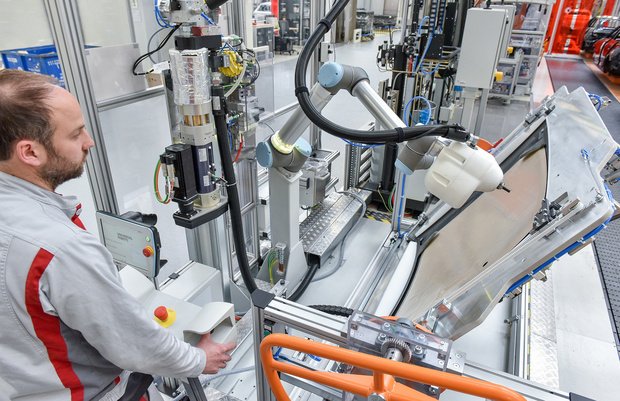 In der Audi A4 / A5-Montage kommt erstmals im Stammwerk Ingolstadt ein MRK-Leichtbauroboter in der Endmontage zum Einsatz, der ohne Schutzzaun Seite an Seite mit Menschen arbeitet