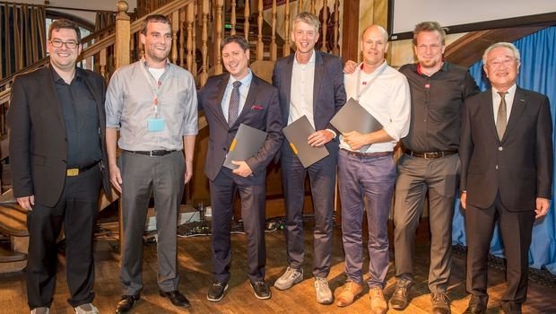 Von links nach rechts: Dominik Boesl, Awards Chair & Vice President IEEE RAS; Martijn Buijs, Lely; Dr. Nicholas Wettels, Perception Robotics; Michael Otto, KUKA; Clemens Duijnisveld., Lely; Frank Steeneveld, Lely; Junji Tsuda, IFR President
