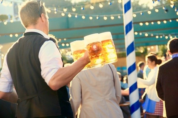 Gehören untrennbar zusammen: Oktoberfest und Bier.