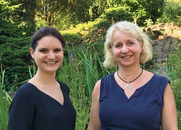 Das Projektteam für den Marketing- und Kampagnenplaner Mona Carolina Frank, AfB Online Marketing Manager und Sandra Grimm, MANAGEMENT MONITOR Senior Consultant freuen sich über die gute Zusammenarbeit