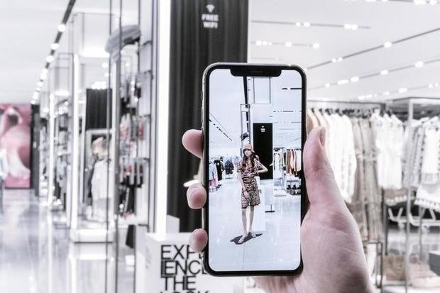 Zara - stationärer und Online Shop.
