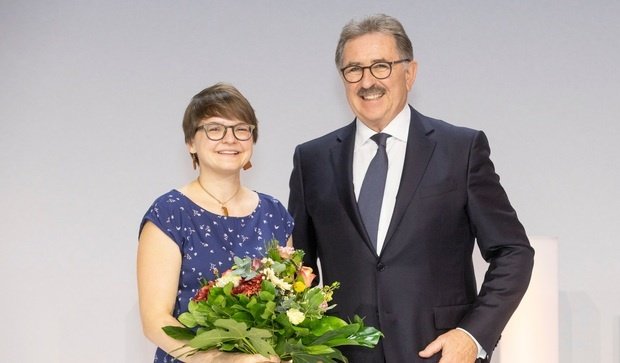 Julia Märtin, Gesicht des Handels 2018, und HDE-Präsident Josef Sanktjohanser