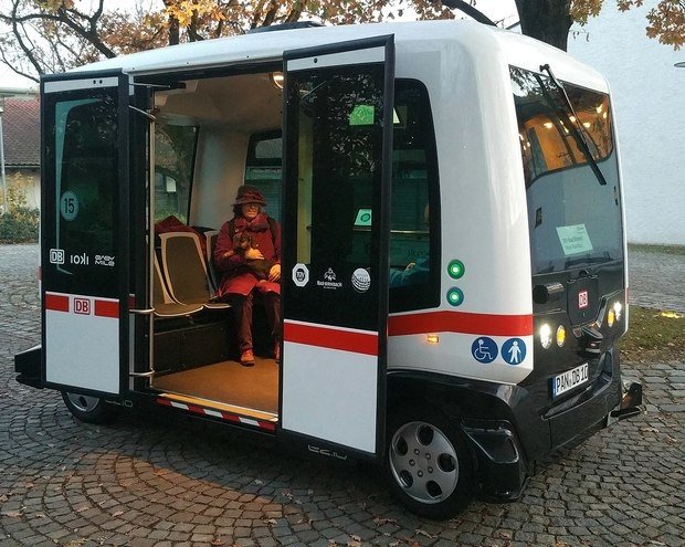 Autonom fahrender Kleinbus in Bad Birnbach.